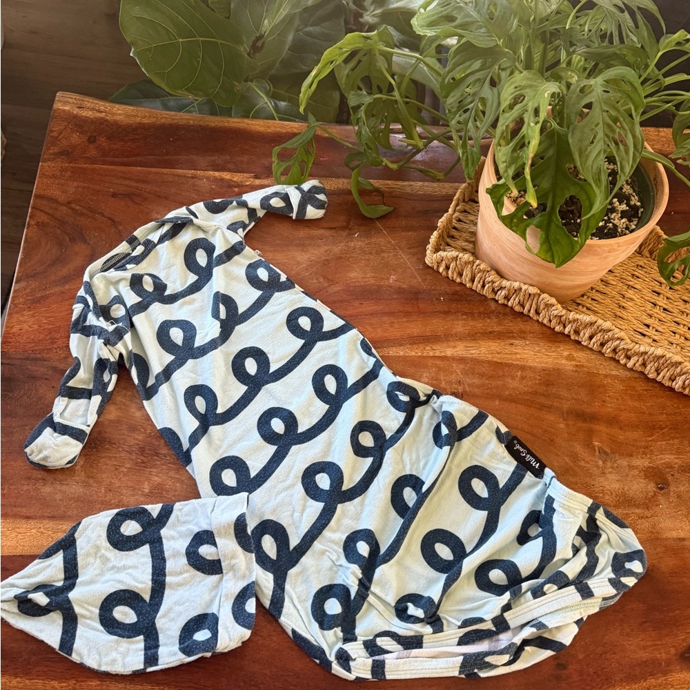Milk snob knotted gown and cap